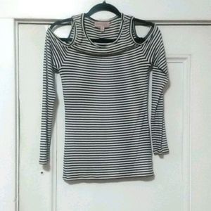 Bare shoulders shirt